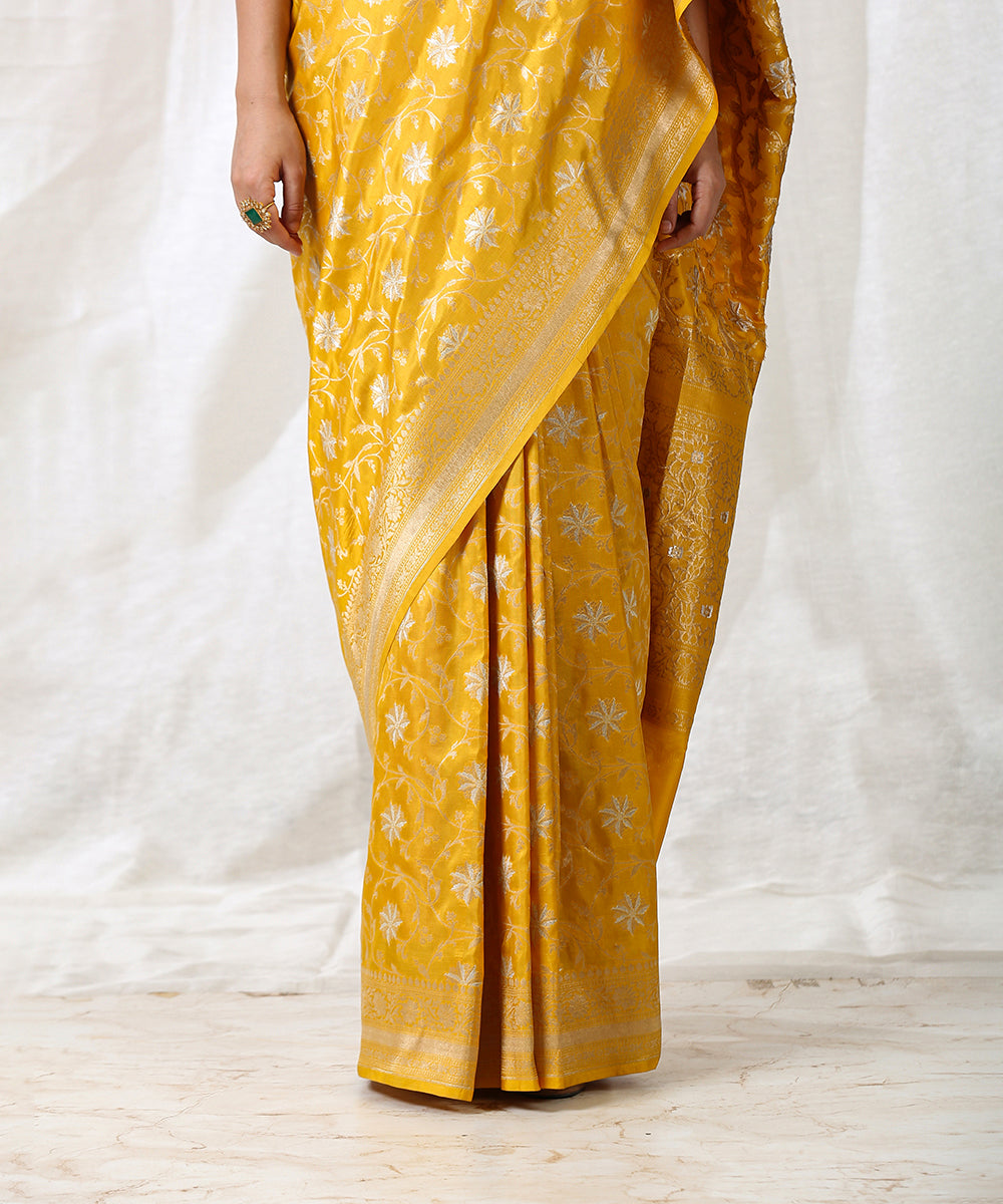 Mustard_Handloom_Pure_Katan_Silk_Banarasi_Saree_with_Sona_Rupa_Zari_Floral_Jaal_WeaverStory_04