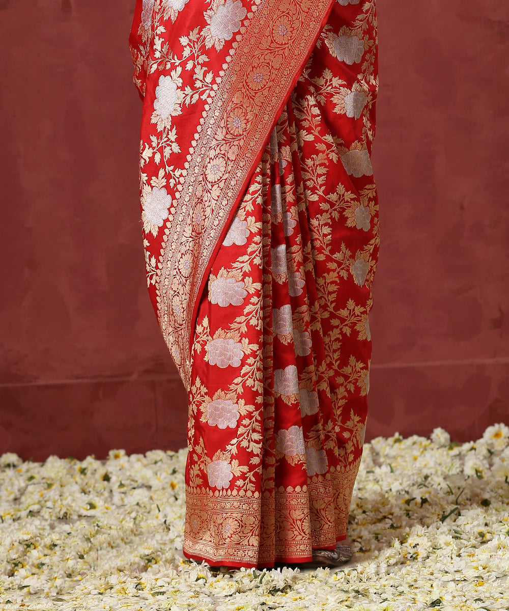 Handloom_Red_Pure_Katan_Silk_Banarasi_Saree_with_Angoor_Jaal_WeaverStory_04