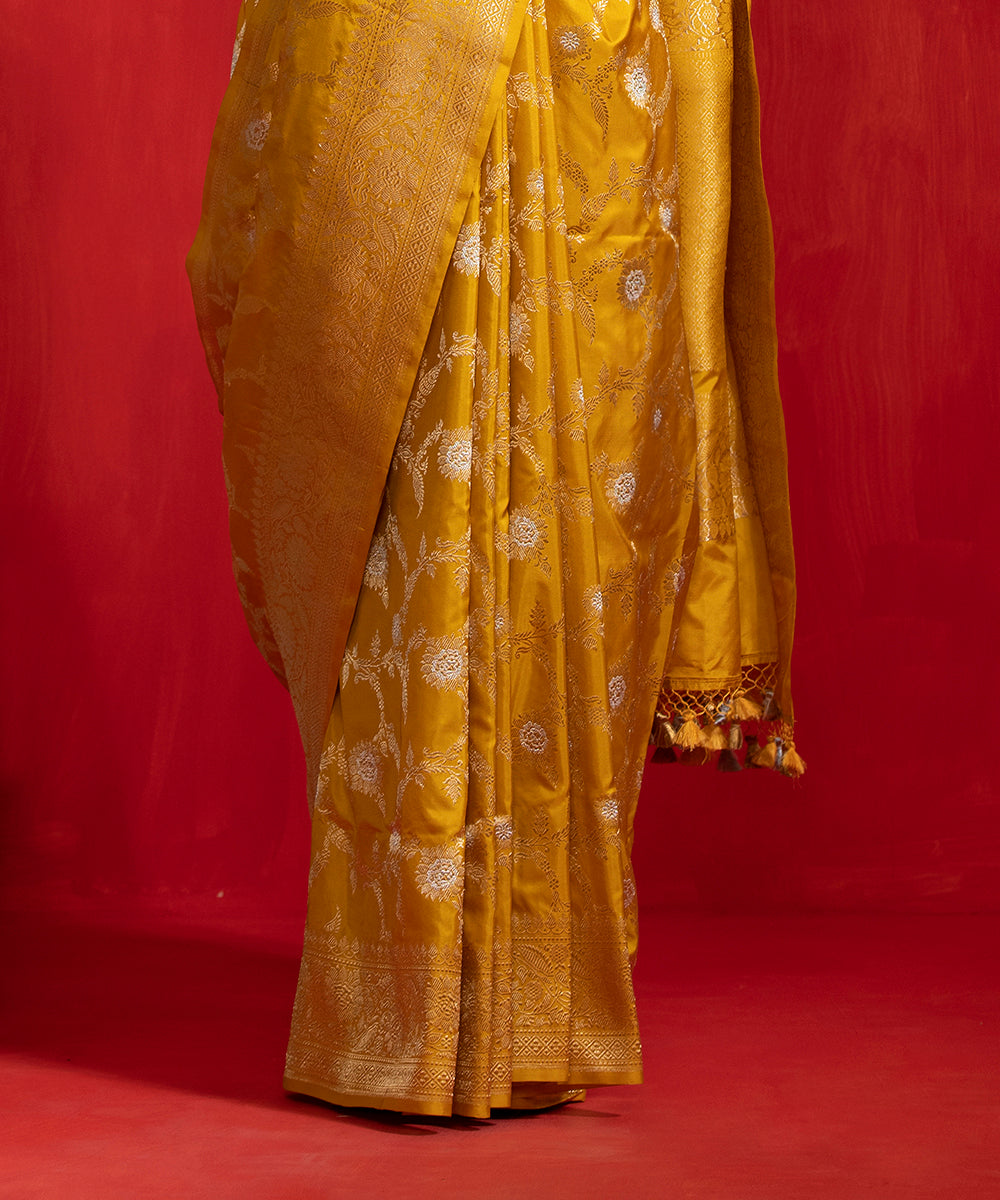 Handloom_Yellow_Pure_Katan_Silk_Banarasi_Saree_With_Kadhwa_Jaal_WeaverStory_04