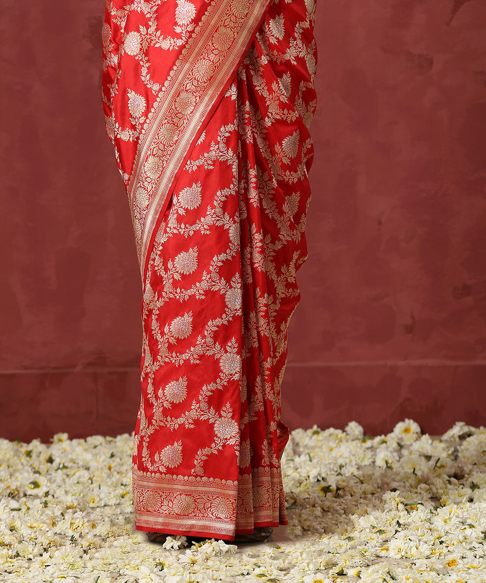 Handloom_Red_Pure_Katan_Silk_Banarasi_Saree_with_Kadhwa_Jaal_WeaverStory_04