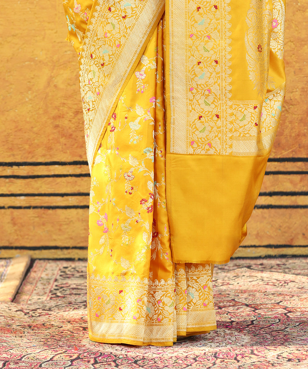 Handloom_Mustard_Pure_Katan_Silk_Banarasi_Saree_With_Kadhwa_Jaal_WeaverStory_04