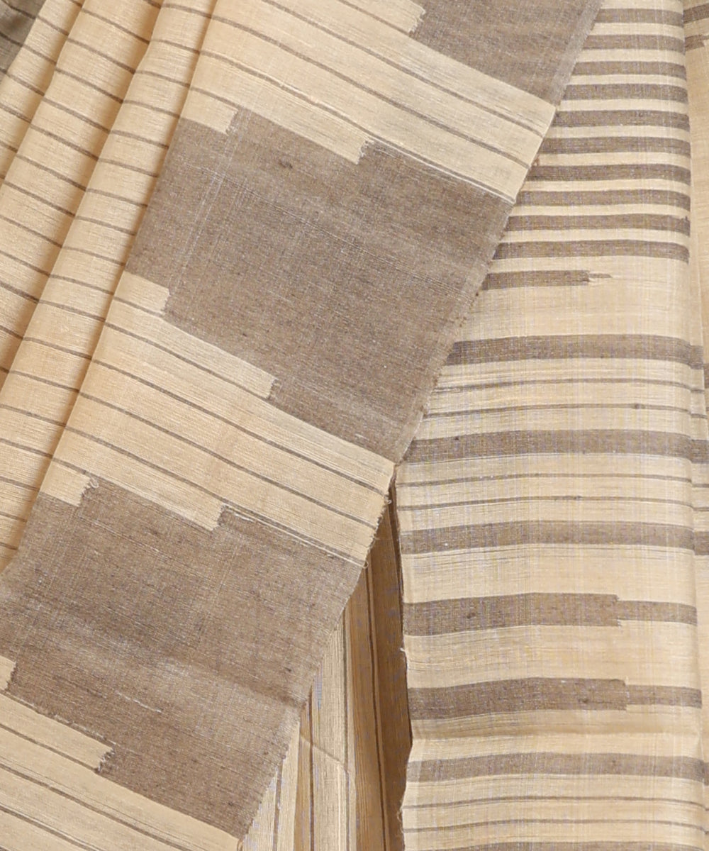 Handloom_Offwhite_Pure_Kosa_Silk_Saree_With_Stripes_And_Temple_Border_In_Grey_WeaverStory_04