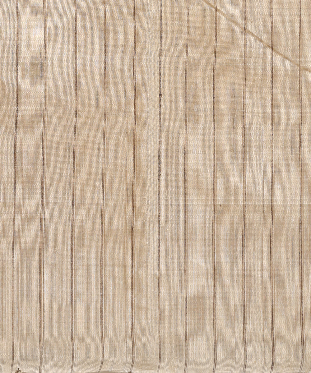 Handloom_Offwhite_Pure_Kosa_Silk_Saree_With_Stripes_And_Temple_Border_In_Grey_WeaverStory_05