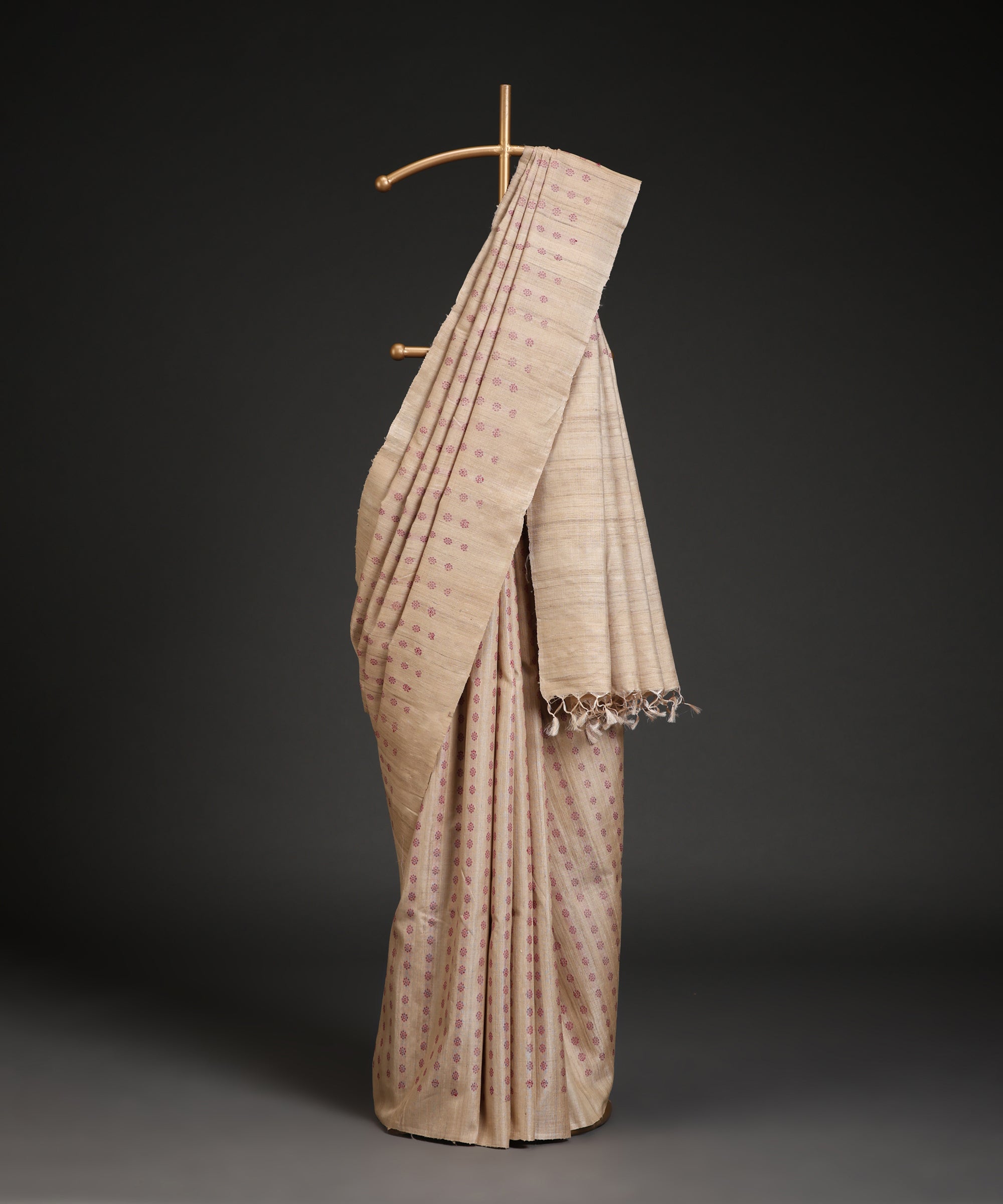 Beige_Handloom_Kosa_Silk_Saree_With_All_Over_Booti_In_Maroon_WeaverStory_01