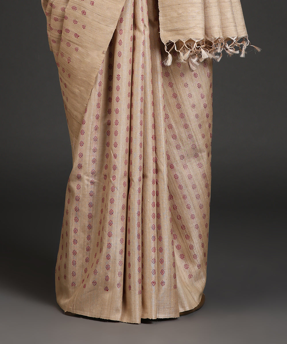 Beige_Handloom_Kosa_Silk_Saree_With_All_Over_Booti_In_Maroon_WeaverStory_03