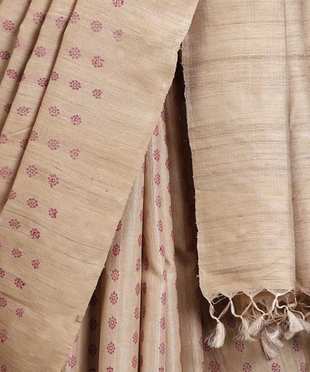 Beige_Handloom_Kosa_Silk_Saree_With_All_Over_Booti_In_Maroon_WeaverStory_04
