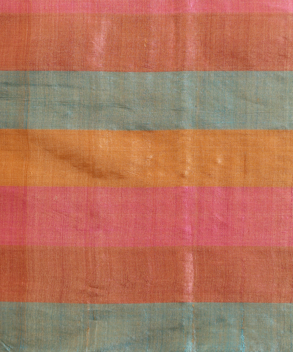 Blue_And_Pink_Handloom_Rangkaat_Checks_Pure_Kosa_Silk_Saree_With_All_Over_Flower_Booti_In_Black_WeaverStory_05