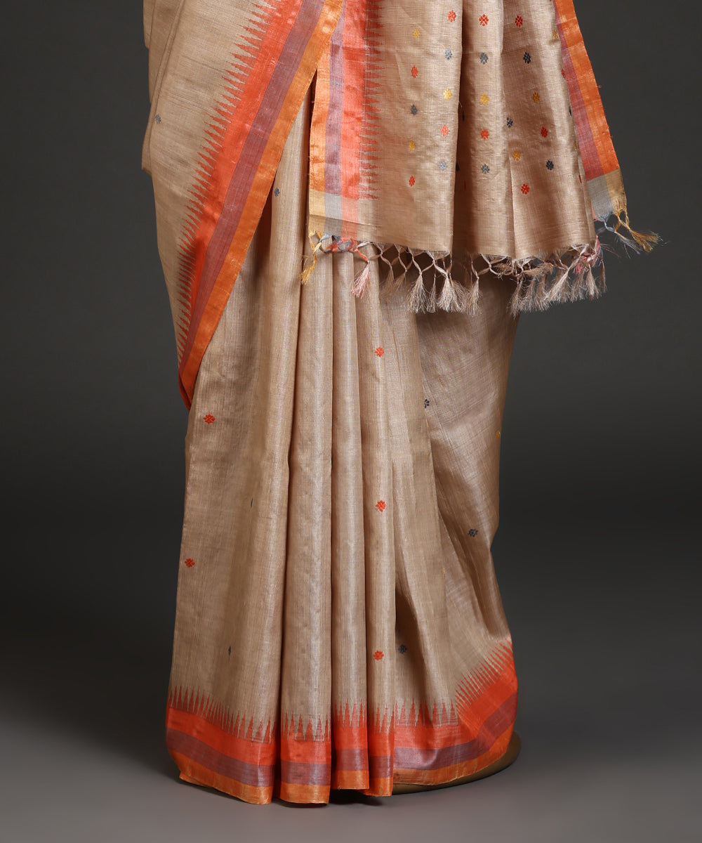 Handloom_Beige_Kosa_Silk_Saree_With_Temple_Border_In_Orange_WeaverStory_03
