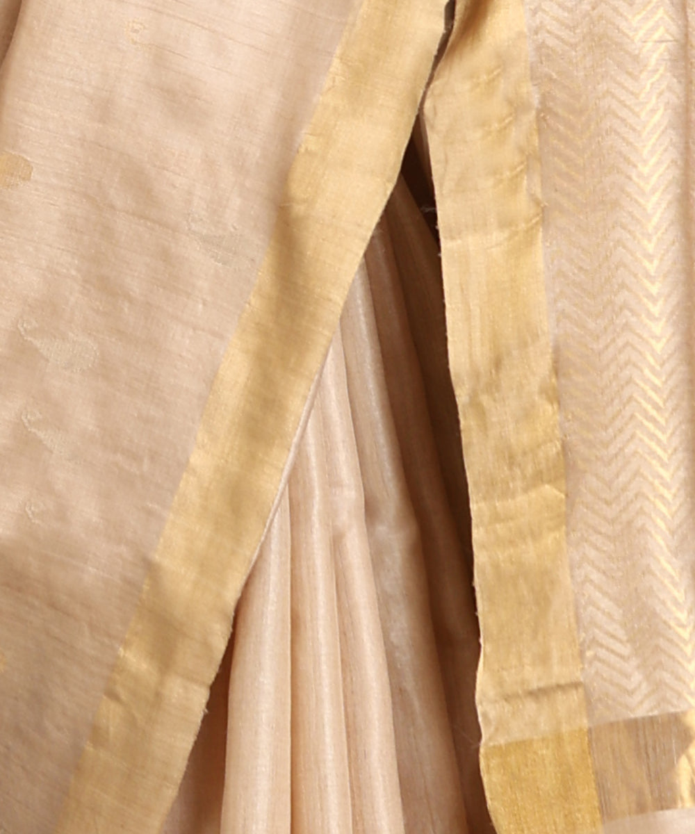 Handloom_Beige_Pure_Kosa_Silk_Saree_With_Booti_And_Thin_Zari_Border_WeaverStory_04