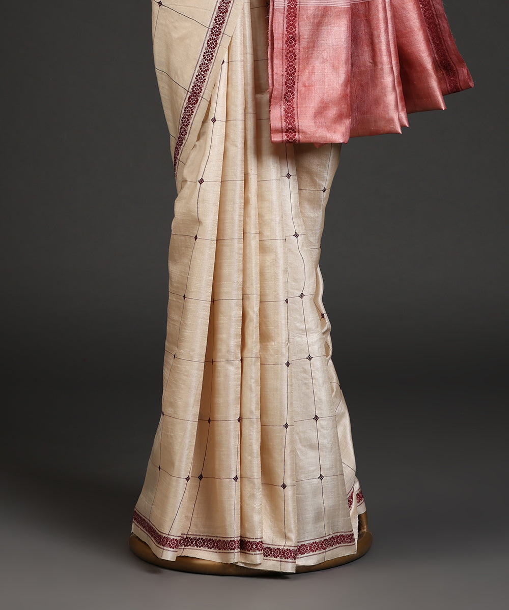 Offwhite_Handloom_Pure_Kosa_Silk_Saree_With_Check_And_Floral_Motif_Border_WeaverStory_03