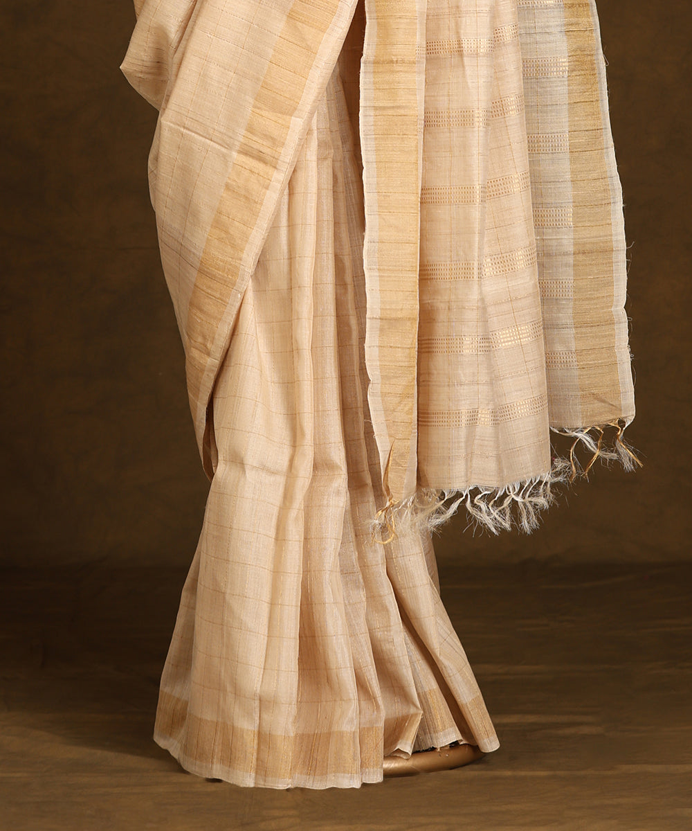Handloom_Beige_Pure_Kosa_Silk_Saree_With_Checks_And_Thin_Border_WeaverStory_03