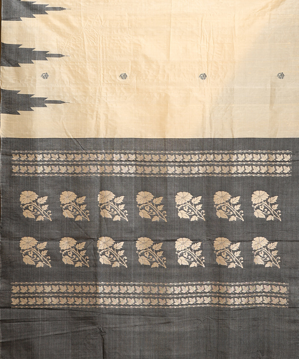 Handloom_Beige_Pure_Kosa_Silk_Saree_With_Grey_Temple_Border_And_Floral_Pallu_WeaverStory_05