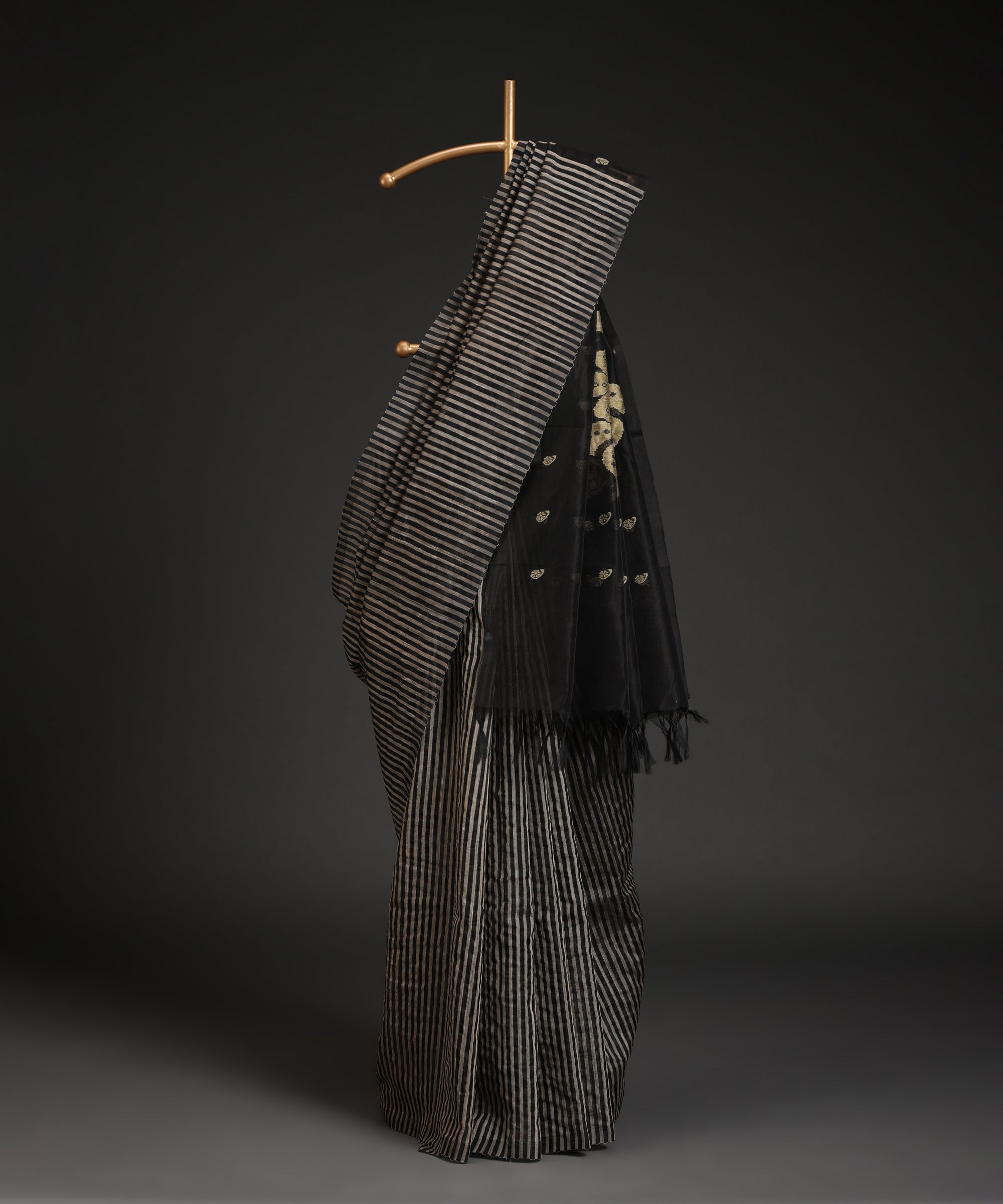 Handloom_Black_And_Beige_Striped_Kosa_Silk_Saree_With_Big_Motif_In_Pallu_WeaverStory_01