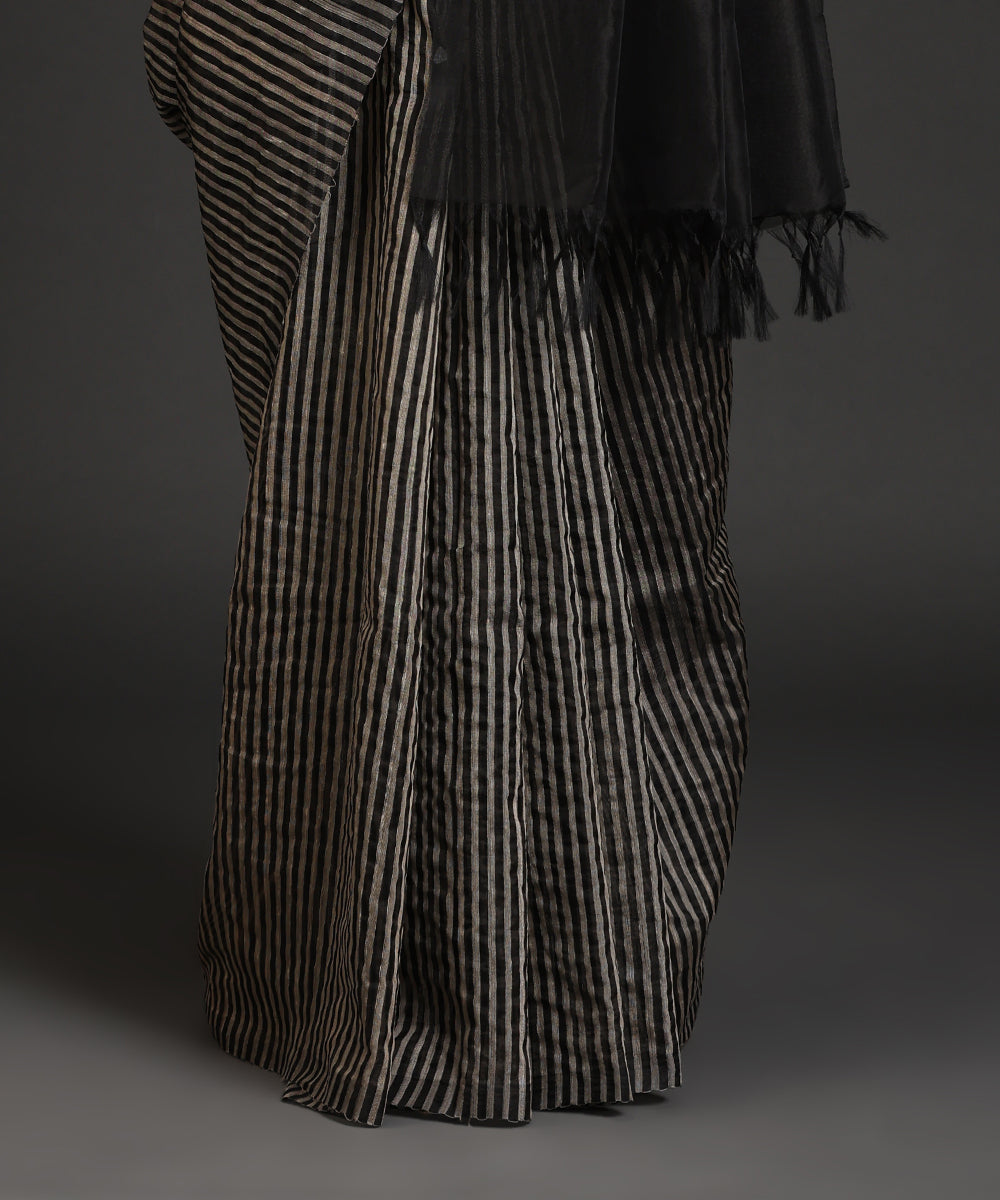 Handloom_Black_And_Beige_Striped_Kosa_Silk_Saree_With_Big_Motif_In_Pallu_WeaverStory_03
