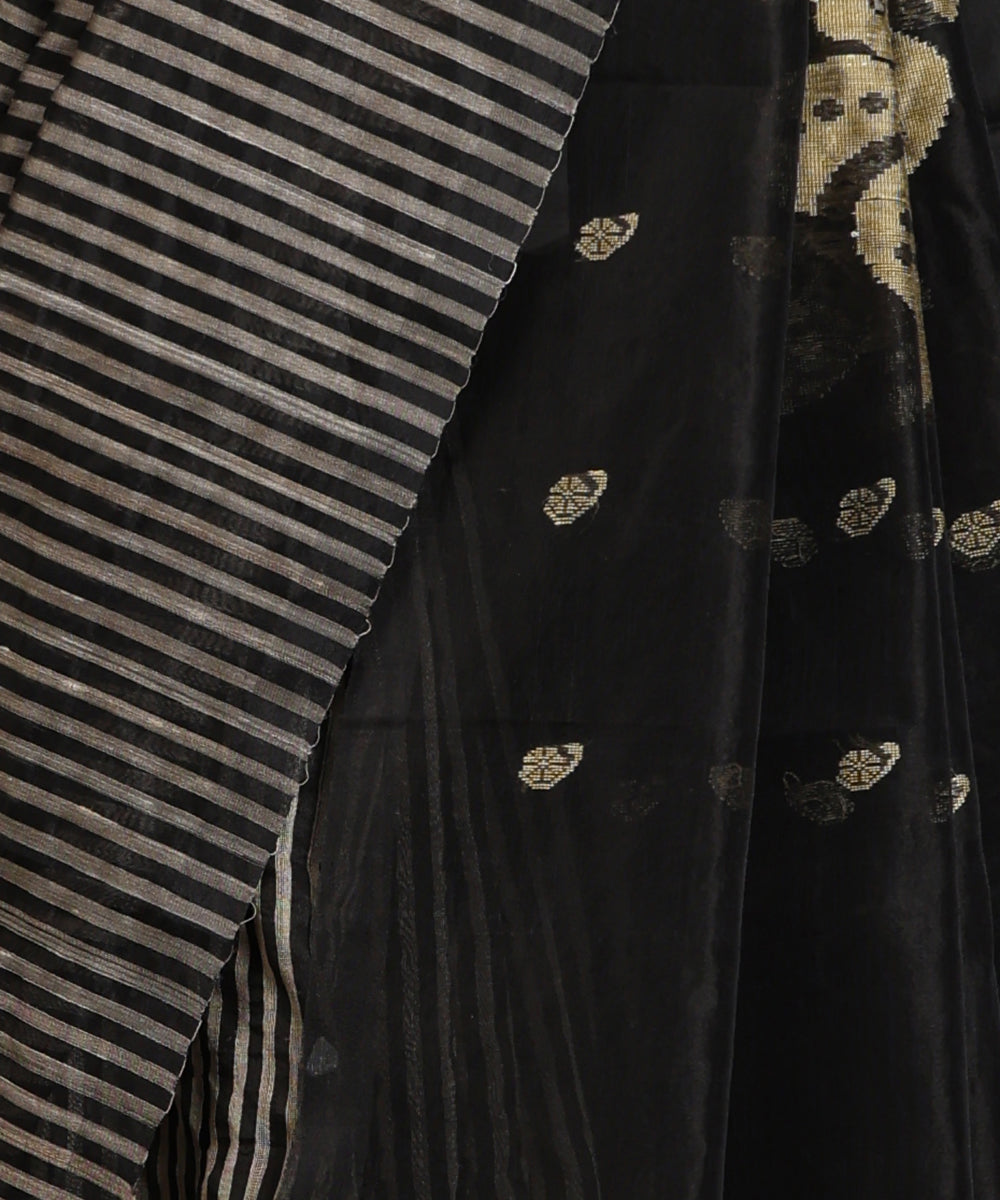 Handloom_Black_And_Beige_Striped_Kosa_Silk_Saree_With_Big_Motif_In_Pallu_WeaverStory_04