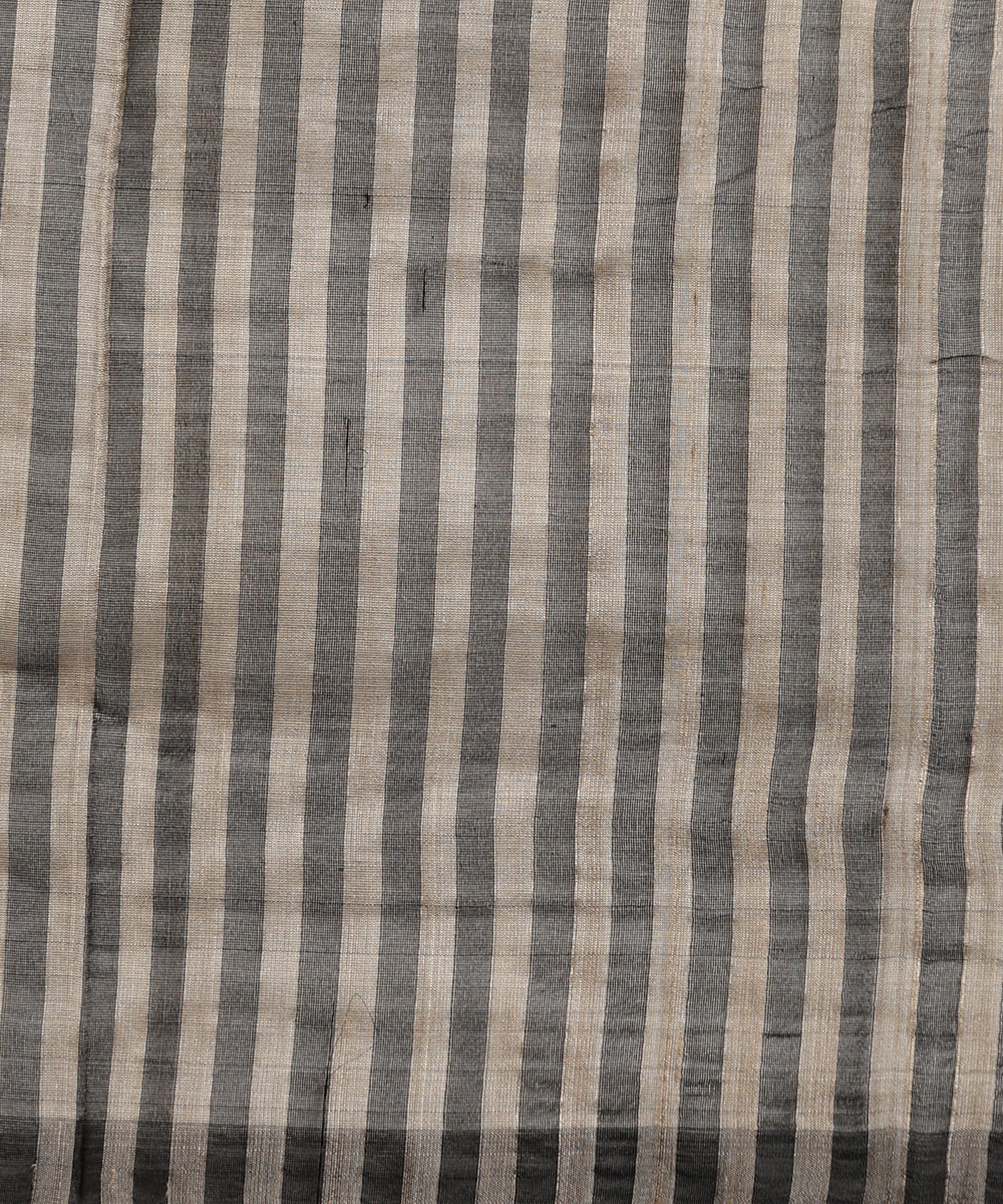 Handloom_Black_And_Beige_Striped_Kosa_Silk_Saree_With_Big_Motif_In_Pallu_WeaverStory_05
