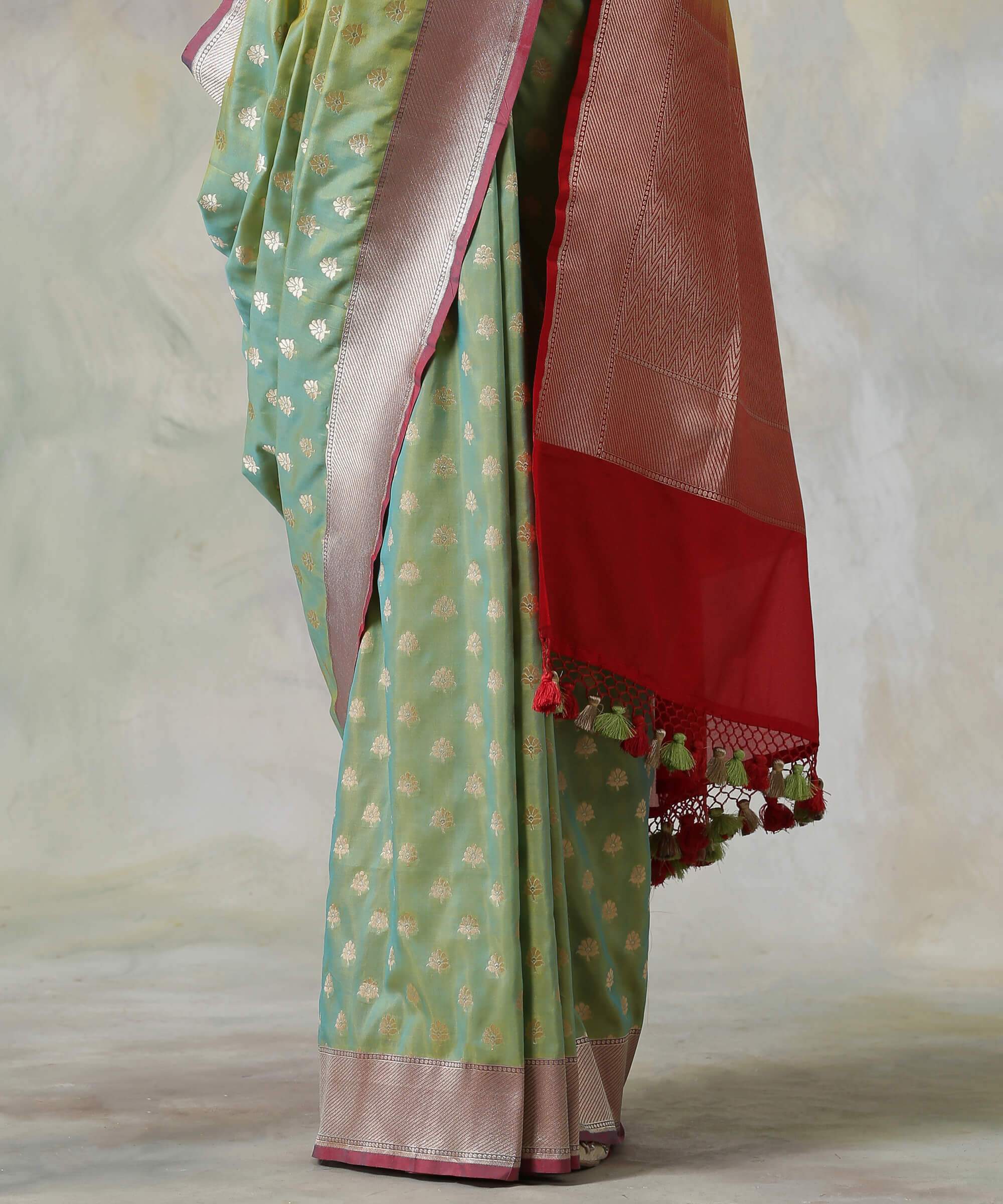 Light_Green_Handloom_Pure_Katan_Silk_Banarasi_Saree_with_Red_Border_and_Pallu_WeaverStory_04