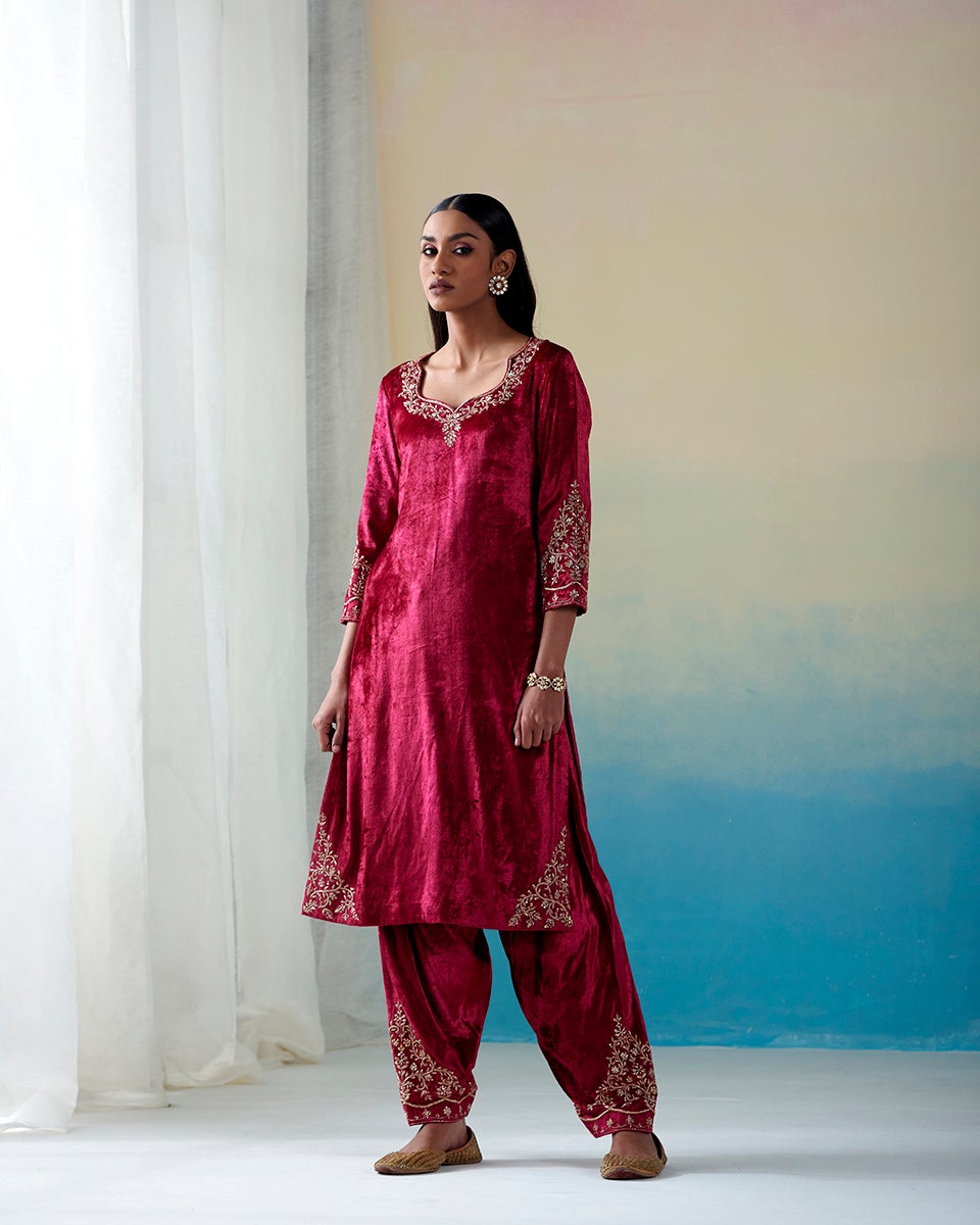 Maroon_Pure_Velvet_Hand_Embroidered_Zardozi_Kurta_Set_with_Salwar_and_Organza_Dupatta_WeaverStory_04