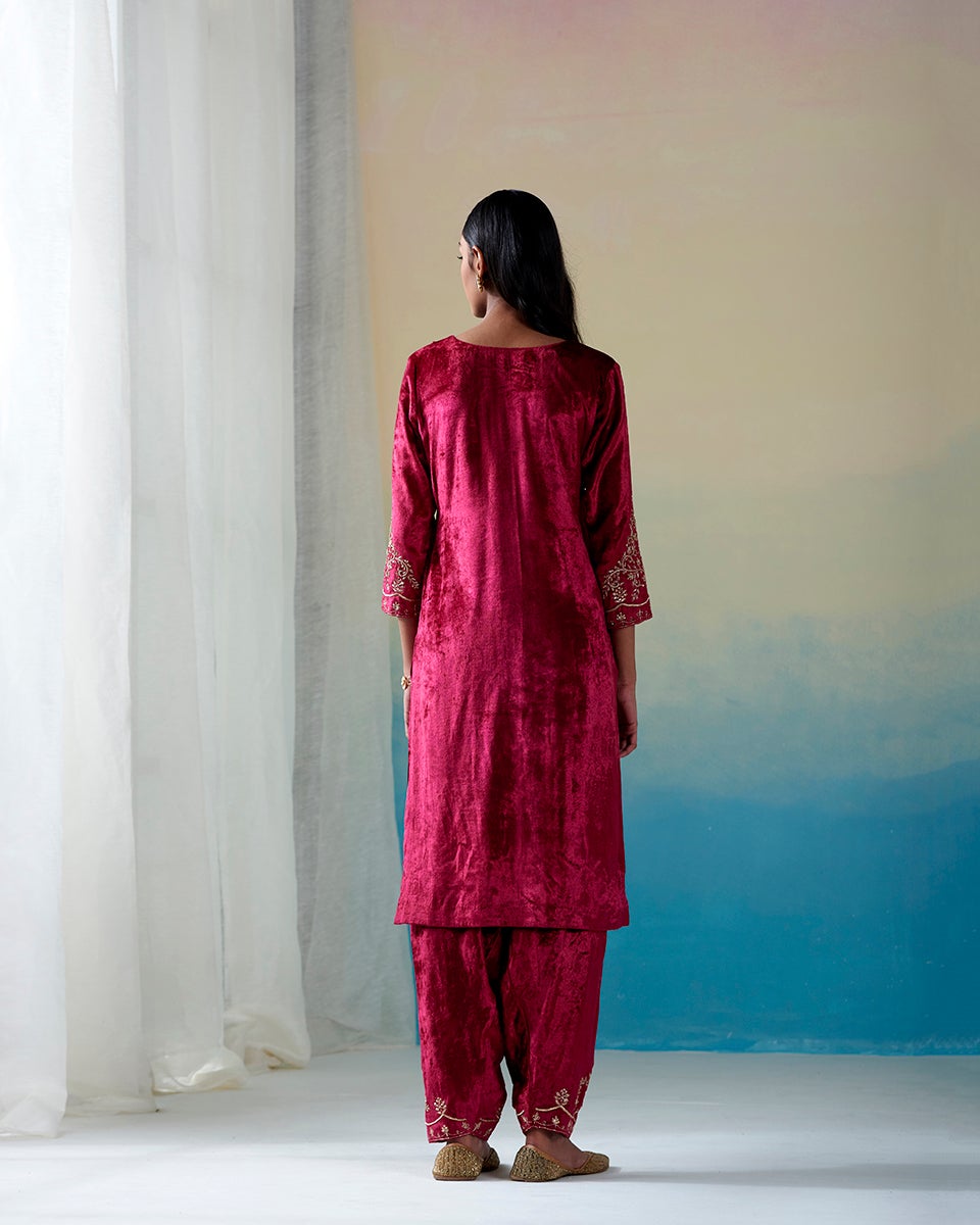 Maroon_Pure_Velvet_Hand_Embroidered_Zardozi_Kurta_Set_with_Salwar_and_Organza_Dupatta_WeaverStory_05