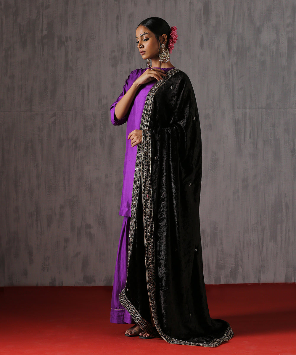 Black_Velvet_Dupatta_with_Zardozi_Hand_Embroidered_border_WeaverStory_01