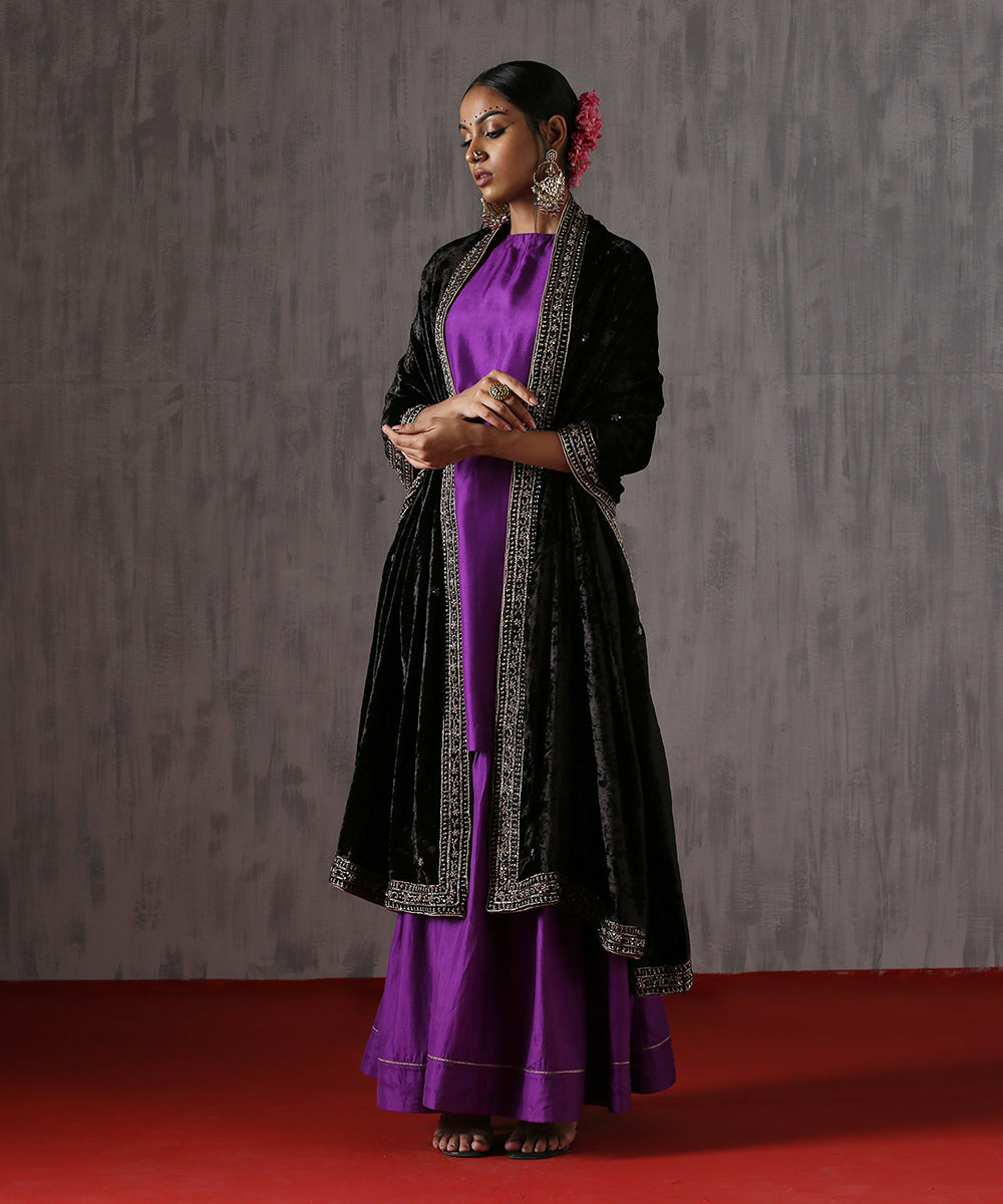 Black_Velvet_Dupatta_with_Zardozi_Hand_Embroidered_border_WeaverStory_02