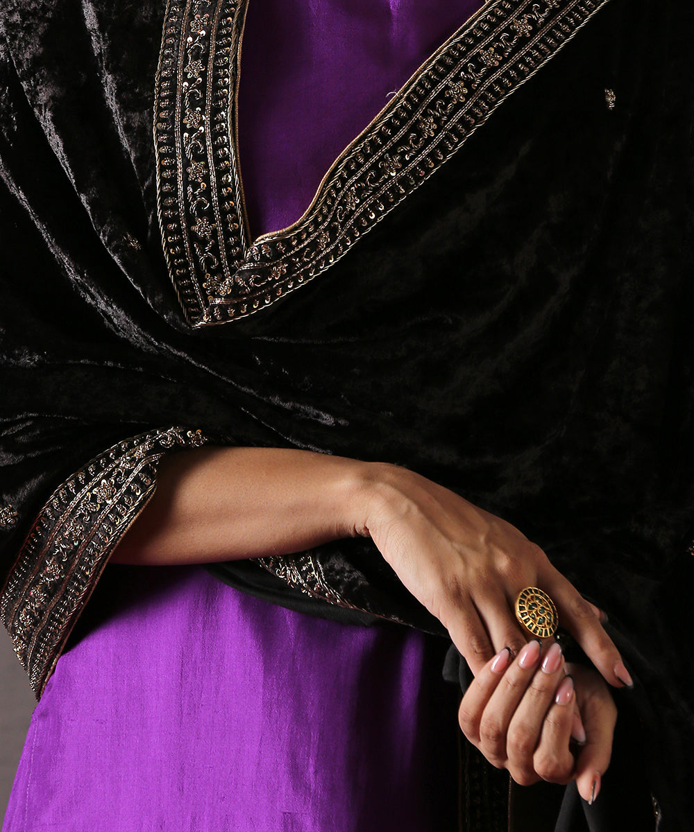 Black_Velvet_Dupatta_with_Zardozi_Hand_Embroidered_border_WeaverStory_03