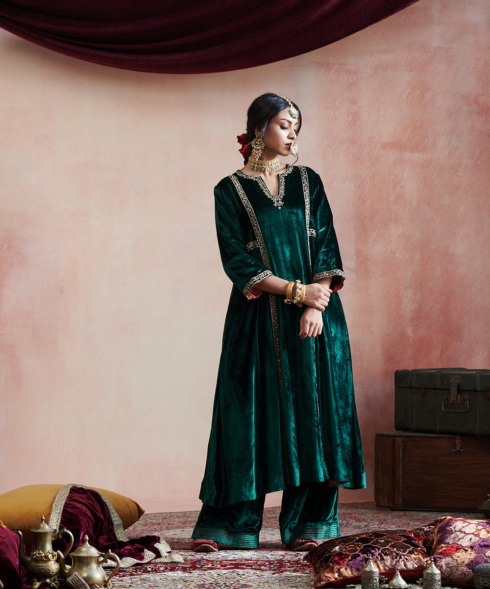 Hand_Embroidered_Dark_Green_Velvet_Kalidar_Kurta_With_Velvet_Farshi_WeaverStory_03