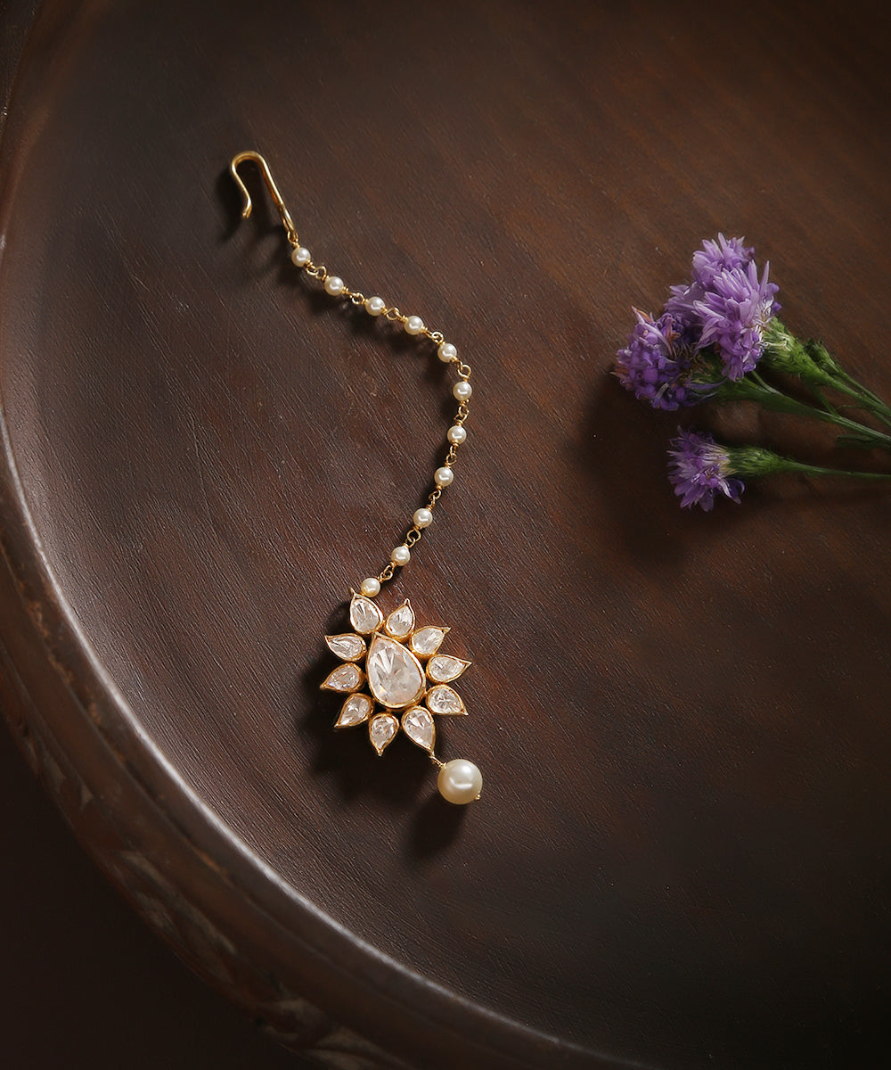 Shafaaq_Pearls_And_Moissanite_Polki_Maang_Tika_In_Pure_Silver_WeaverStory_01