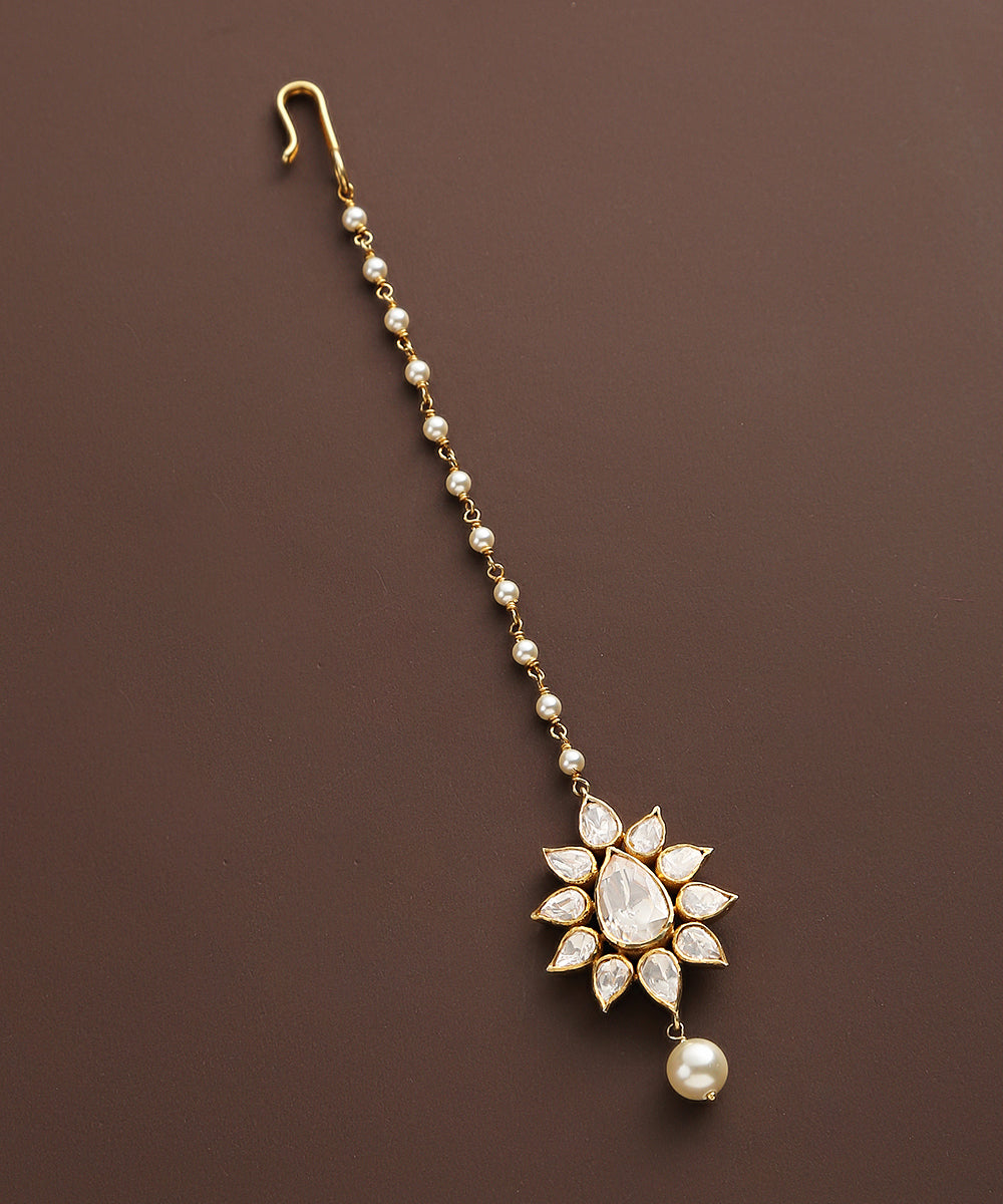 Shafaaq_Pearls_And_Moissanite_Polki_Maang_Tika_In_Pure_Silver_WeaverStory_02