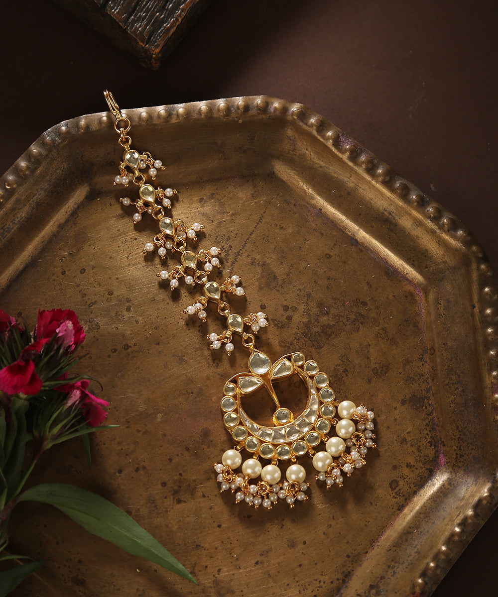 Emna_Handcrafted_Maang_Tika_With_Moissanite_Kundan_And_Pearls_WeaverStory_01