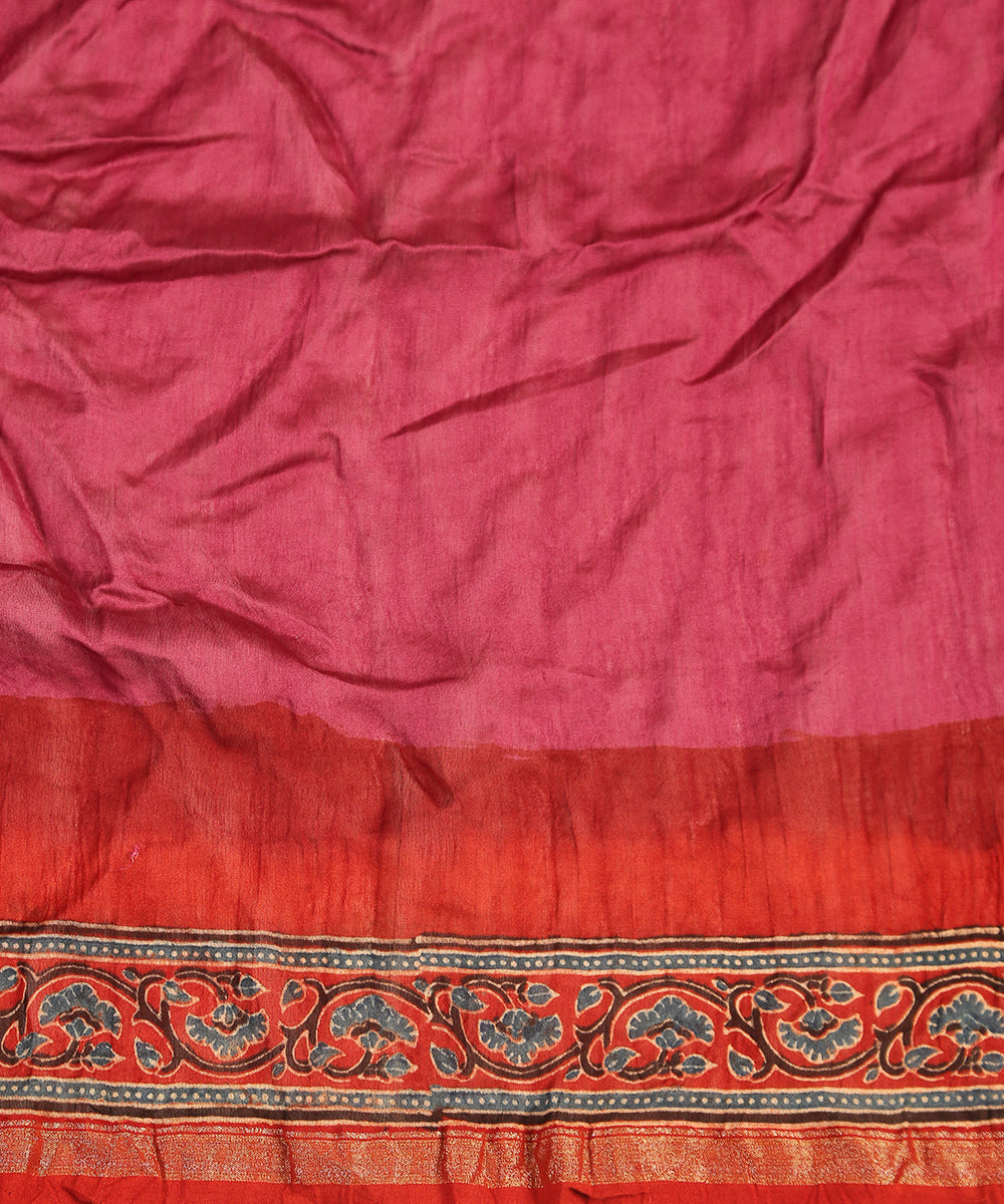 Handloom_Red_And_Pink_Maheshwari_Silk_Bandhani_Saree_With_Hand_Block_Ajrakh_Print_WeaverStory_04