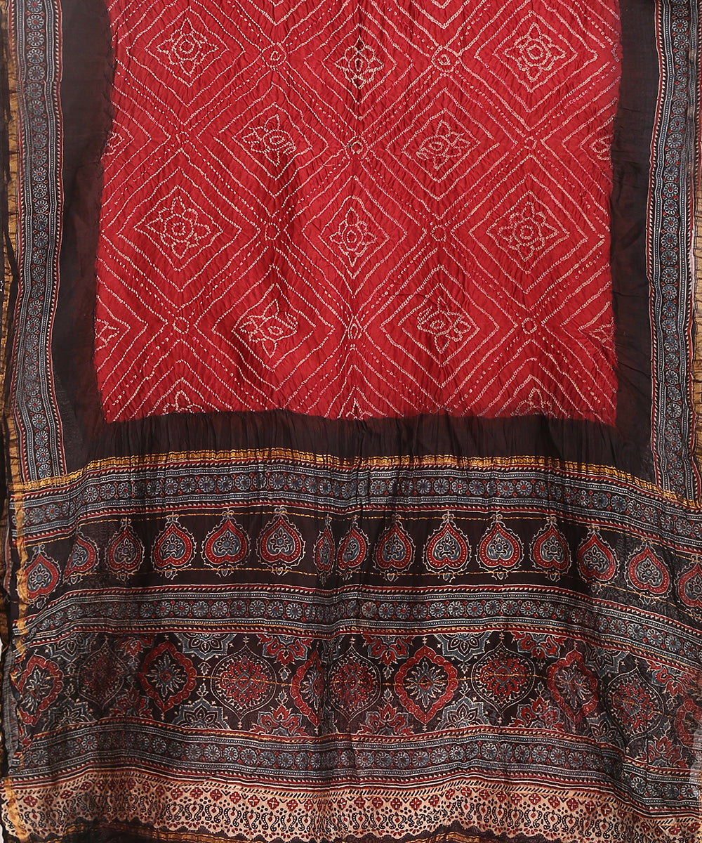 Handloom_Black_And_Red_Maheshwari_Silk_Bandhani_Saree_With_Hand_Block_Ajrakh_Print_WeaverStory_02