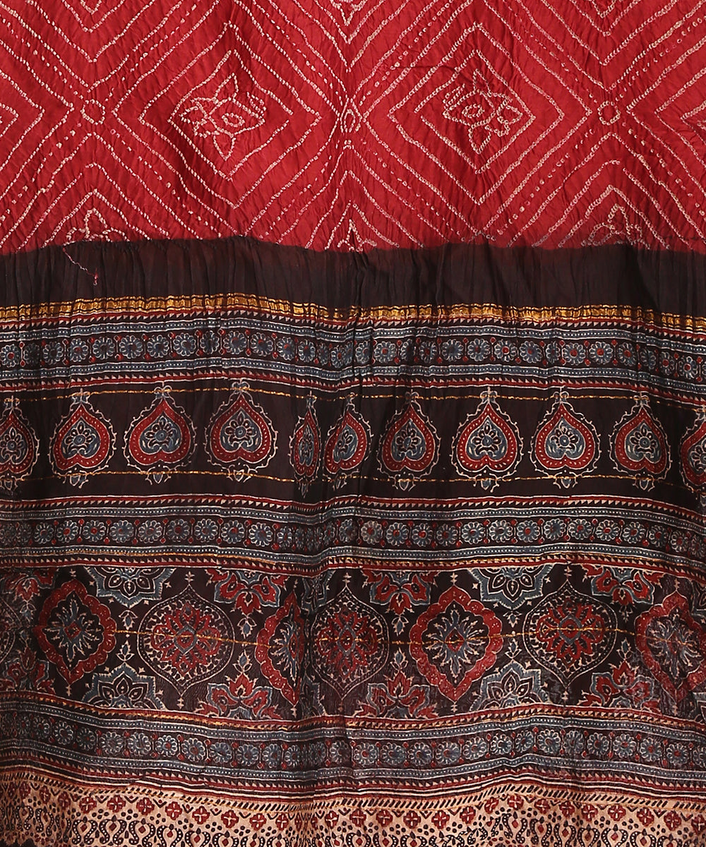 Handloom_Black_And_Red_Maheshwari_Silk_Bandhani_Saree_With_Hand_Block_Ajrakh_Print_WeaverStory_03