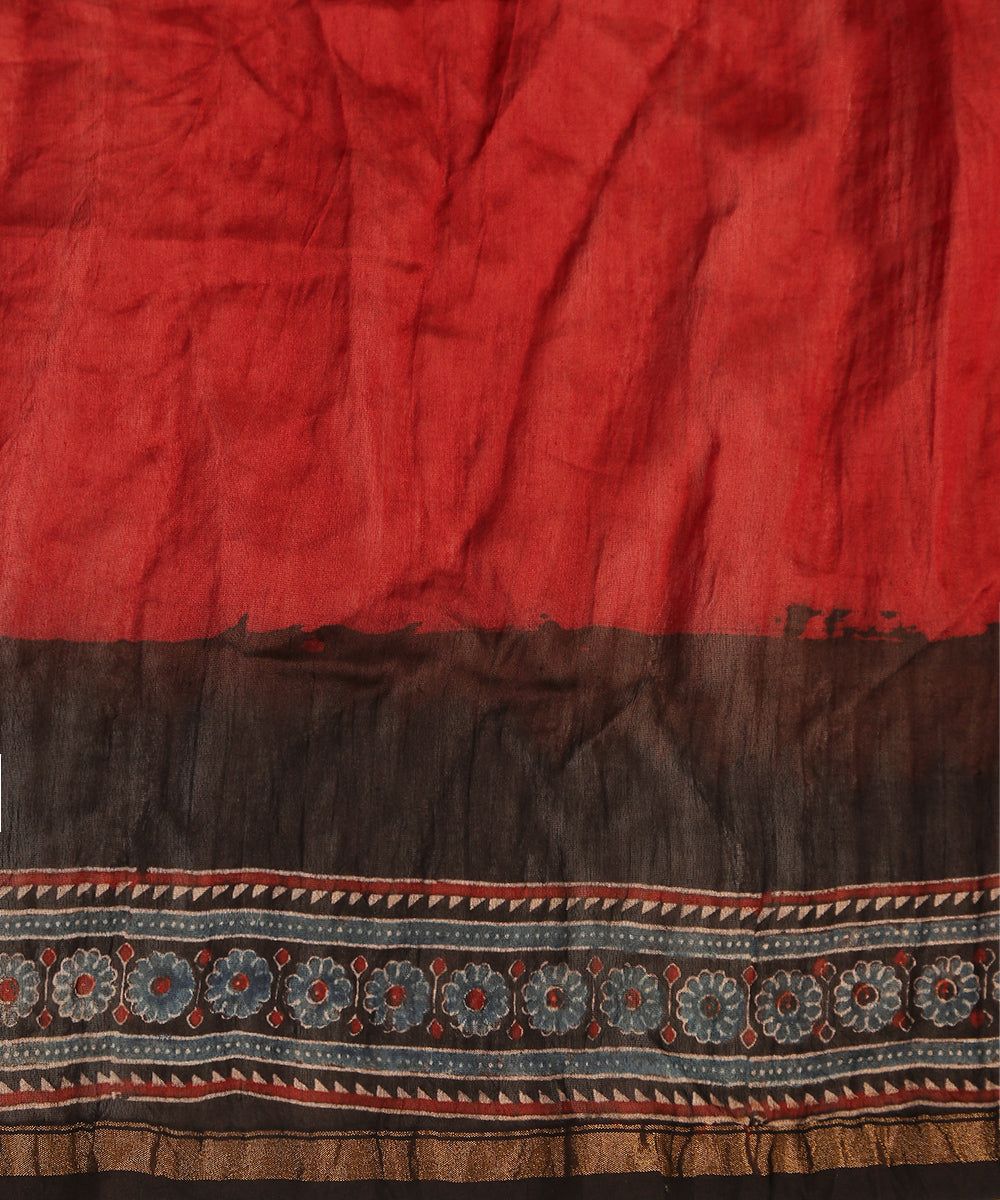 Handloom_Black_And_Red_Maheshwari_Silk_Bandhani_Saree_With_Hand_Block_Ajrakh_Print_WeaverStory_04