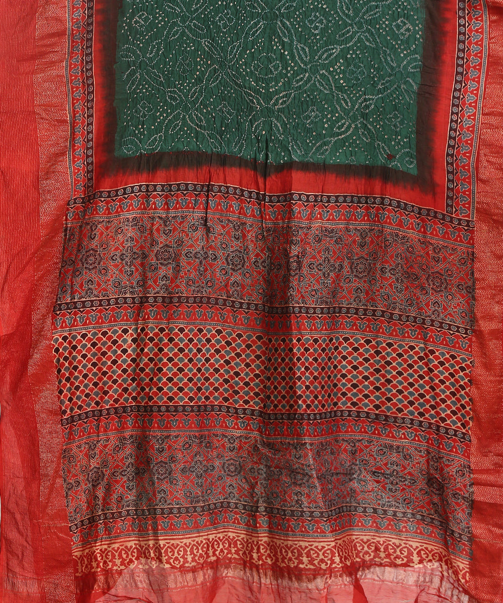 Handloom_Green_And_Red_Maheshwari_Silk_Bandhani_Saree_With_Hand_Block_Ajrakh_Print_WeaverStory_02