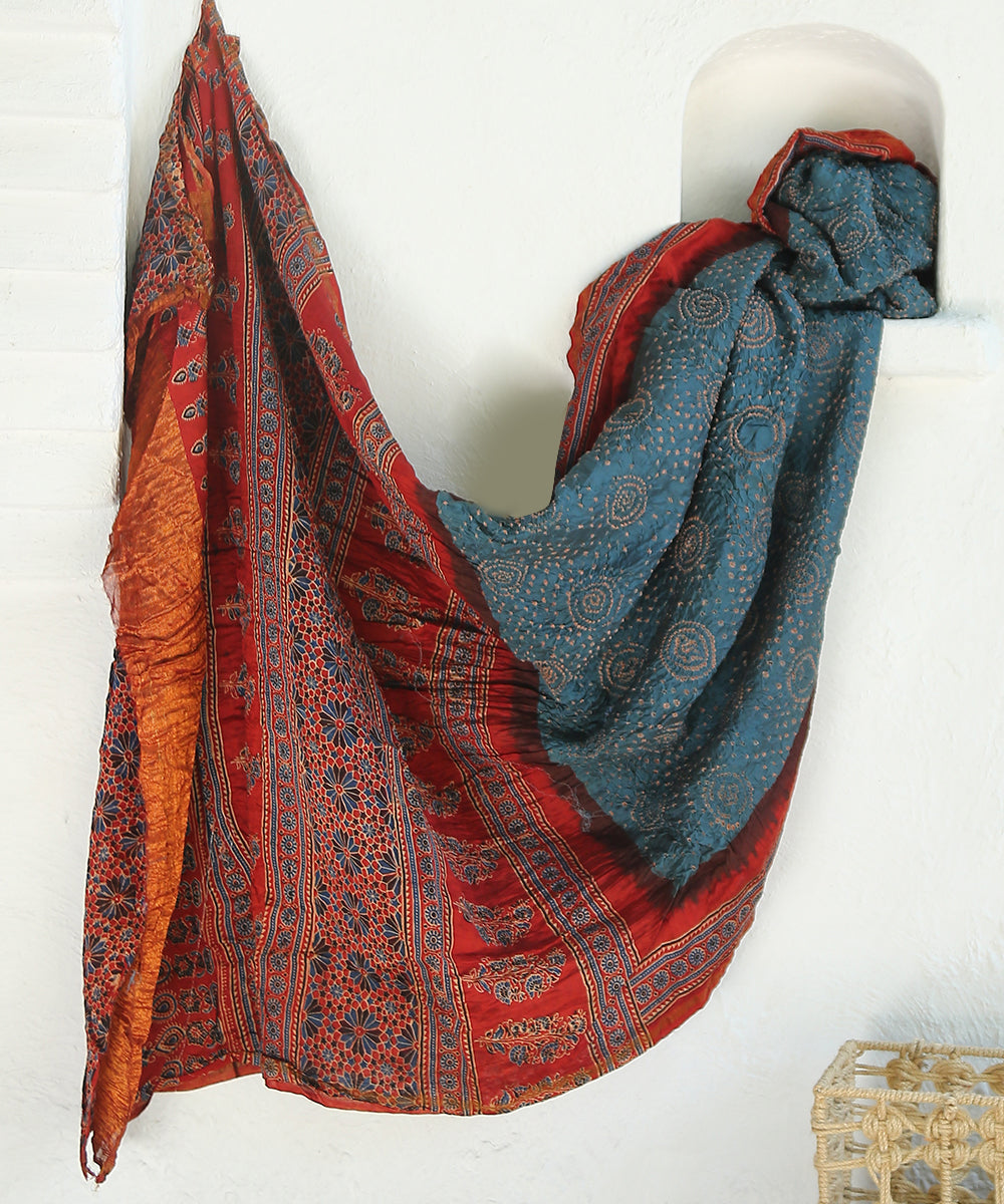 Handloom_Red_And_Greyish_Blue_Maheshwari_Silk_Bandhani_Saree_With_Hand_Block_Ajrakh_Print_WeaverStory_01