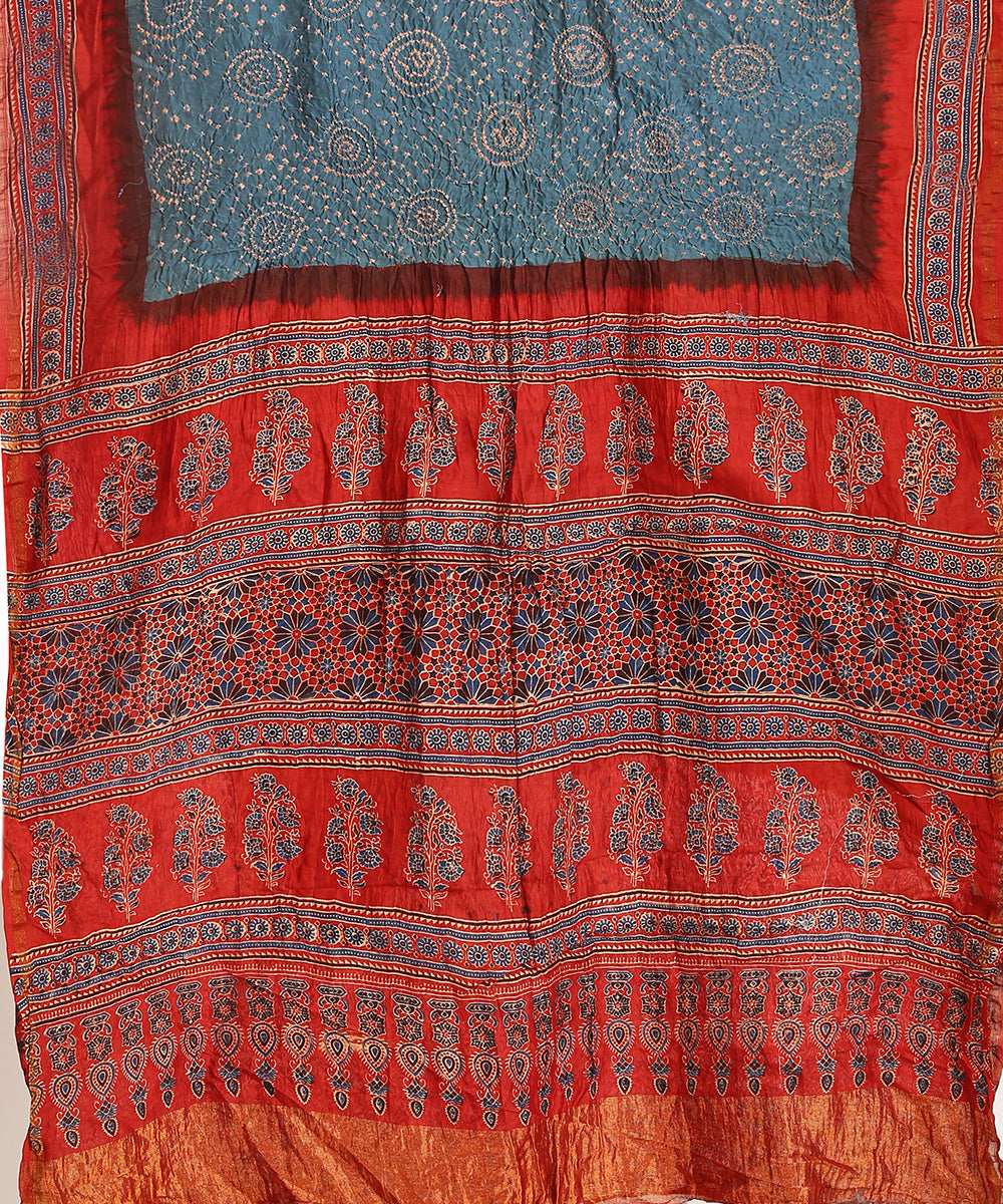 Handloom_Red_And_Greyish_Blue_Maheshwari_Silk_Bandhani_Saree_With_Hand_Block_Ajrakh_Print_WeaverStory_02