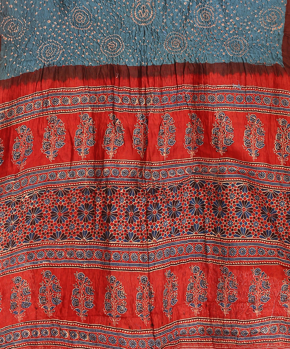 Handloom_Red_And_Greyish_Blue_Maheshwari_Silk_Bandhani_Saree_With_Hand_Block_Ajrakh_Print_WeaverStory_03