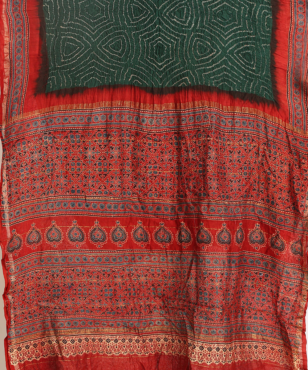 Handloom_Red_And_Green_Maheshwari_Silk_Bandhani_Saree_With_Hand_Block_Ajrakh_Print_WeaverStory_02