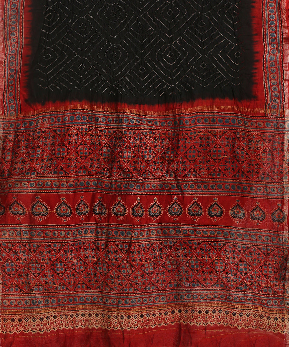 Handloom_Red_And_Black_Maheshwari_Silk_Bandhani_Saree_With_Hand_Block_Ajrakh_Print_WeaverStory_02