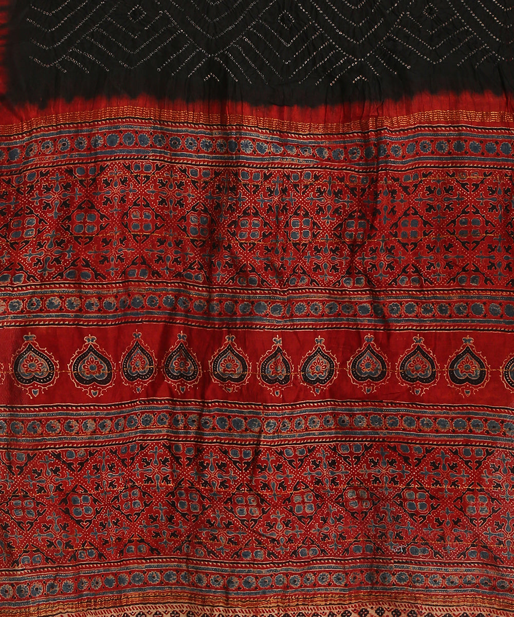Handloom_Red_And_Black_Maheshwari_Silk_Bandhani_Saree_With_Hand_Block_Ajrakh_Print_WeaverStory_03