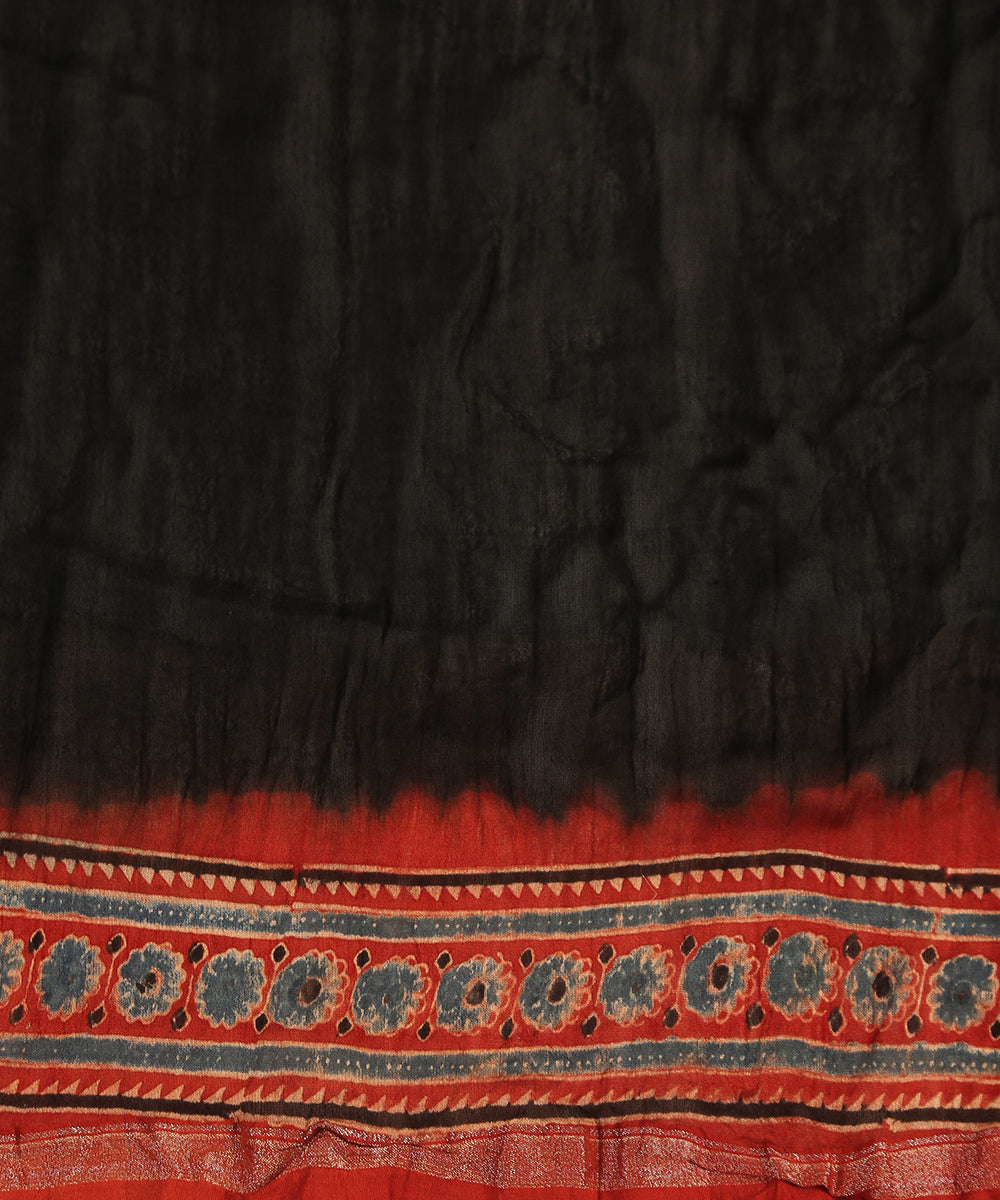 Handloom_Red_And_Black_Maheshwari_Silk_Bandhani_Saree_With_Hand_Block_Ajrakh_Print_WeaverStory_04