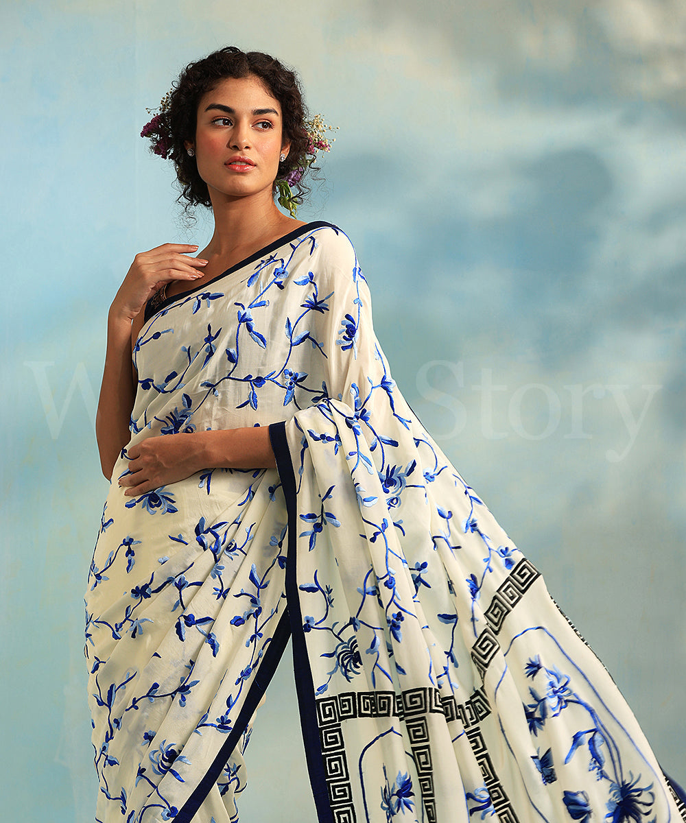 White_Handloom_Crepe_Parsi_Gara_Saree_With_Chini_Pottery_Design_WeaverStory_01