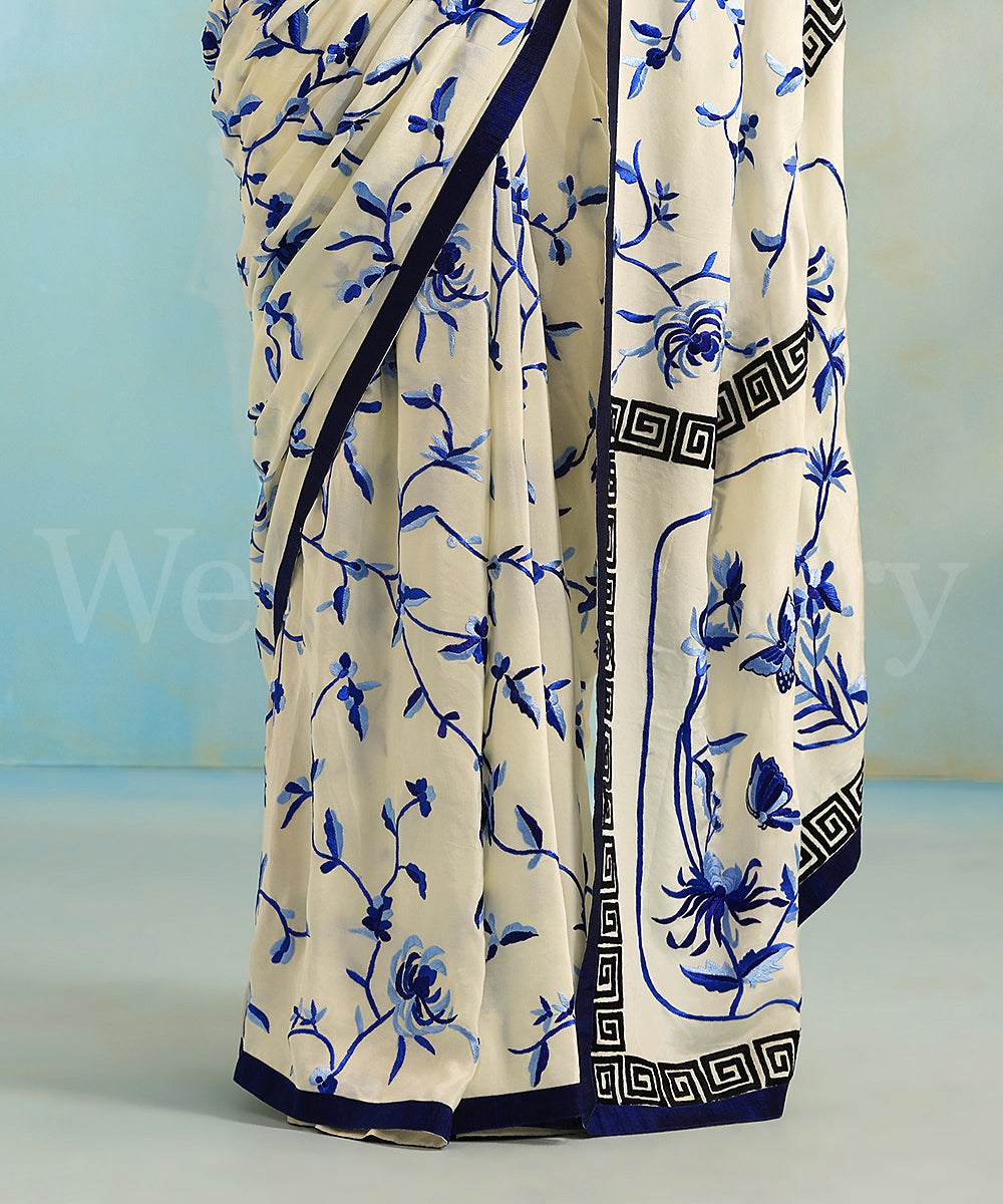 White_Handloom_Crepe_Parsi_Gara_Saree_With_Chini_Pottery_Design_WeaverStory_04