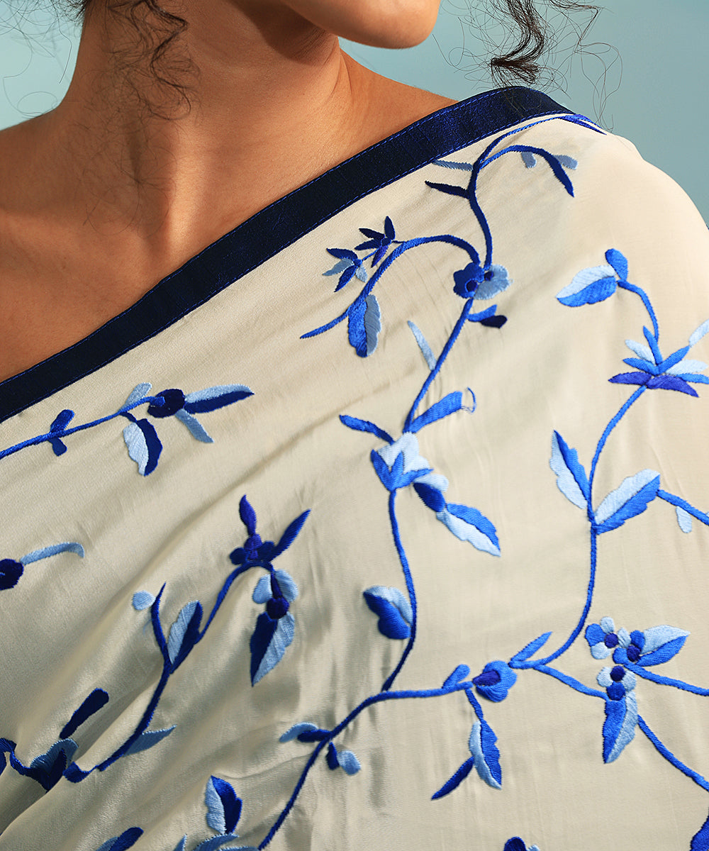 White_Handloom_Crepe_Parsi_Gara_Saree_With_Chini_Pottery_Design_WeaverStory_05