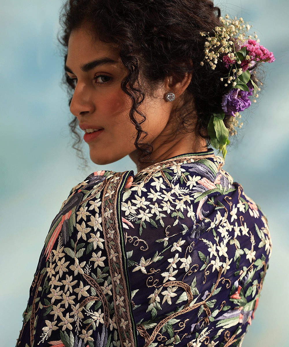 Blue_Handloom_Crepe_Parsi_Gara_Saree_With_All_Over_Floral_Jaal_WeaverStory_05