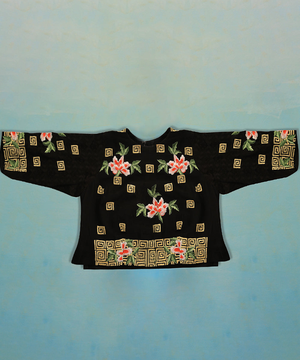 Black_Handloom_Crepe_Parsi_Gara_Saree_With_Geomatrical_Border_And_Big_Flowers_WeaverStory_05