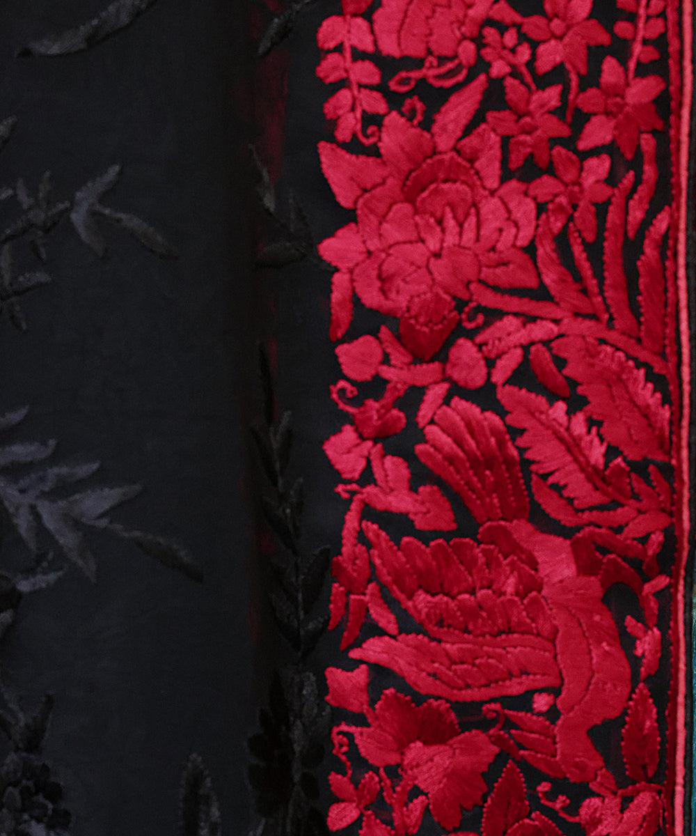 Black_Handloom_Georgette_Parsi_Gara_Dupatta_With_Embroidered_Floral_Jaal_And_Bird_Motifs_Border_WeaverStory_05