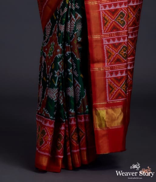 Pure_silk_Gujarat_Patola_saree_in_Green_with_red_combination_and_large_fish_motifs_WeaverStory_04