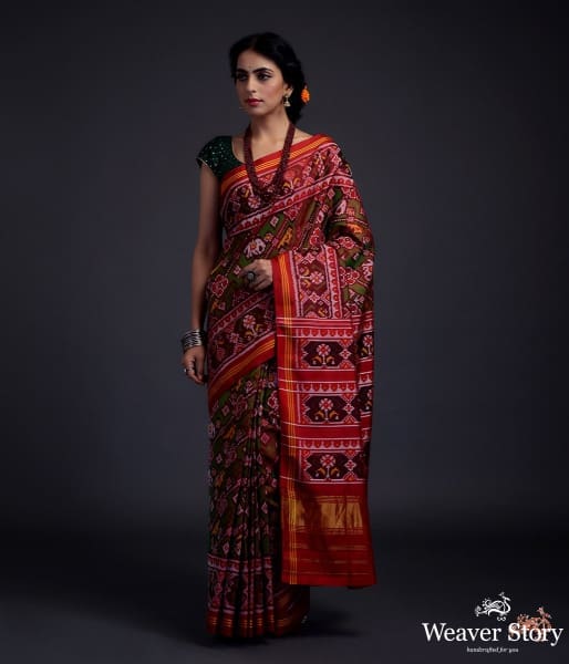 Pure_silk_Gujarat_Patola_saree_in_Green_and_red_dual__and_animal_motifs_woven_diagonally_WeaverStory_02